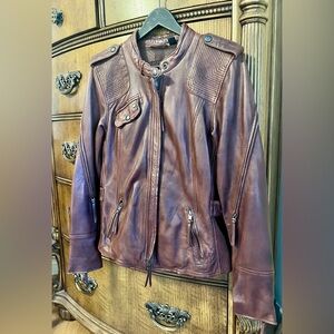 Beautiful, lambskin women's Genuine Harley Davidson leather jacket. Size medium.